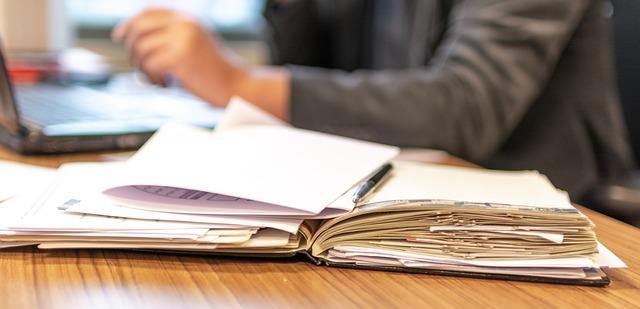 担当者と打ち合わせをする家族