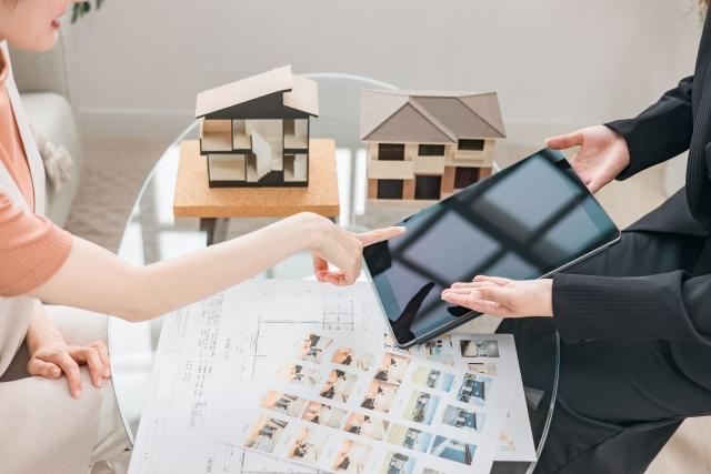 郡山市の展示場で家の建築スケジュールを考える女性