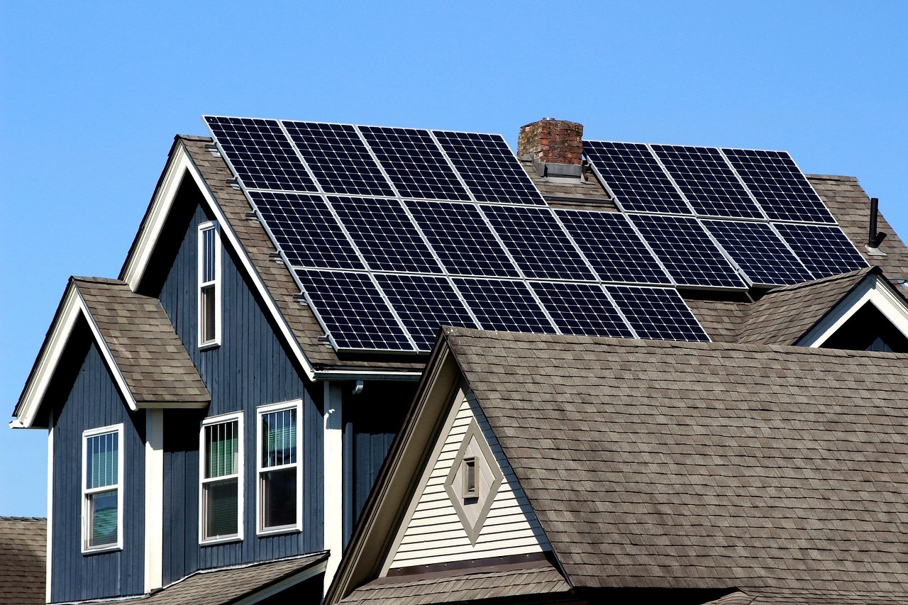 屋根に設置された太陽光パネルと蓄電池のイメージ