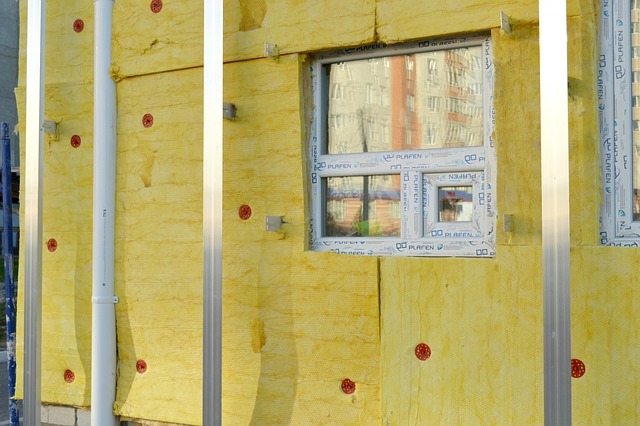 断熱材の断面と暖かい部屋のイメージ